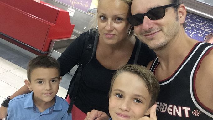 Lenka a Jakub Szántó se svými dětmi v Tel Avivu.
