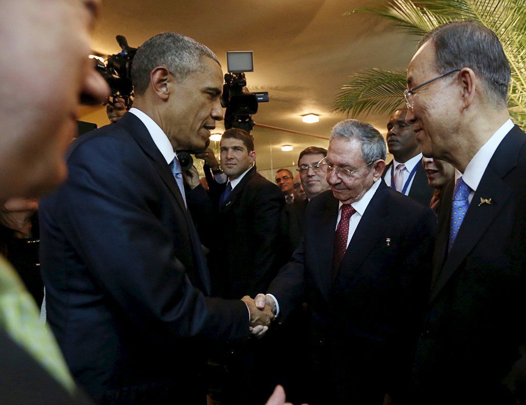 Barack Obama a Raúl Castro v Panamě