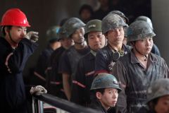 Po dvou týdnech venku. Záchranáři v Číně vysvobodili polovinu ze zavalených horníků