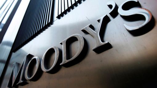 Logo ratingové agentury Moody's na budově, kde sídlí, v New Yorku.