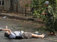 Kenji Nagai z agentury APF se snažil zaznamenat dění v Barmě ještě v okamžiku, kdy ležel zraněn po útoku vojáků na demonstranty. Dvaapadesátiletý japonský fotograf byl postřelen. Později svým zraněním podlehl.