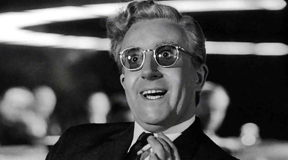 Peter Sellers v titulní trojroli ve snímku Dr. Divnovláska aneb Jak jsem se naučil nedělat si starosti a mít rád bombu (1964).