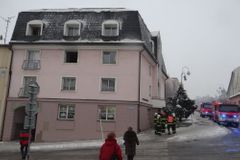 Týden po tragickém požáru se evakuovaní vrací do bytů