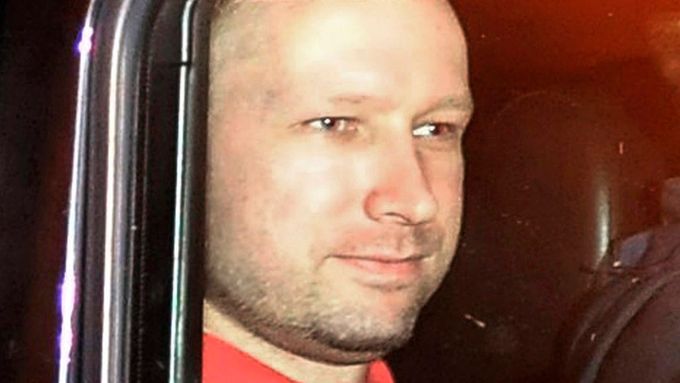 Anders Behring Breivik odjíždí v policejním autě od soudu v Oslu.