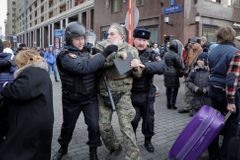 Razie v Moskvě a Petrohradě. Policie zadržela přes 400 lidí kvůli protivládním protestům