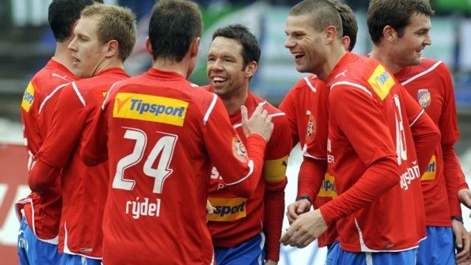 Fotbalisté Plzně se radují ze vstřelení gólu.