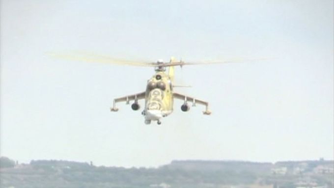 Ruský Mi-24 je velký víceúčelový vrtulník určený pro přímou podporu pozemních jednotek, ničení tanků a obrněných cílů. Syrští bojovníci se ho pokouší sestřelit kalašnikovem.
