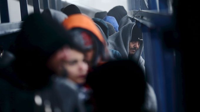 Uprchlíci čekají na registraci v novém zimním uprchlickém táboře Slavonski Brod v Chorvatsku.