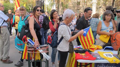 Stoupenci nezávislosti Katalánska se scházejí na prostranství u Vítězného oblouku.