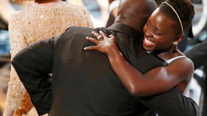 Lupita Nyong'o a režisér Steve McQueen se radují z vítězství filmu 12 let v řetězech.