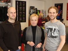 Vedení Atexu. Alena Fridrichová a její dva synové. Vlevo Oldřich Sova, vpravo Michal Fridrich.