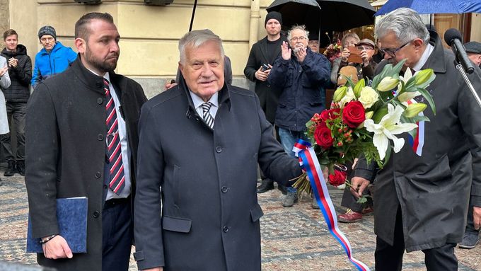 Aktuálně.cz přináší krátký rozhovor s Václavem Klausem, jeho setkání s Radkem Vondráčkem i  slova Klause o tom, jak má blízko k nově tvořené vládě.