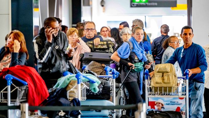 Na amsterdamském letišti Schiphol se kvůli nedostatku personálu a zvýšené poptávce po cestování tvoří v těchto dnech dlouhé fronty. Snímek z 31. května 2022.