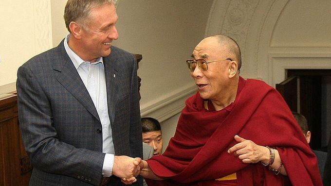 Hlavní kormidelník Evropské unie pro příští půlrok Mirek Topolánek se vítá s tibetským exilovým vůdcem dalajlamou. Scény, jako je tato, nevidí v Pekingu rádi