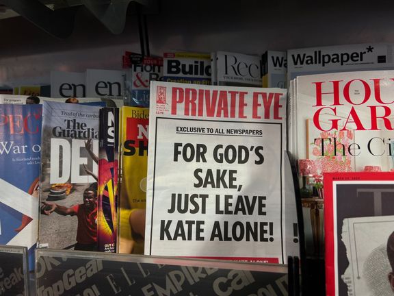 "Proboha, nechte už Kate na pokoji!" stojí na titulce magazínu Private Eye.