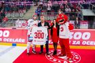 Hokejová extraliga 2018/19: Vladimír Roth odehrál za Třinec v extralize 300 utkání, na snímku pózuje s prezidentem Jánem Moderem.