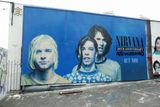 Cobainův odkaz tak žije dál. Například tento street art se roku 2021 objevil na zdi v americkém městě Los Angeles u příležitosti 30. výročí vydání desky Nevermind.