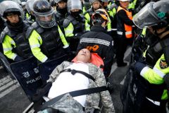 Tři mrtví a desítky tisíc policistů v ulicích. Jižní Koreu dělí konec prezidentky