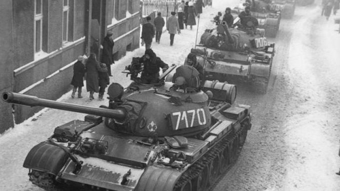 Tanky T-55 vyjely v prosinci 1981 do polských ulic. Patřily ale polské armádě. Nikoliv sovětské, jako o třináct let dříve v Československu.