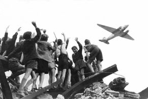 Foto: Jak Sověti zablokovali Berlín. Západ se bránil i rozinkovými bombardéry