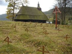 Slovenský Klub vojenské historie Beskydy pečuje o válečné hroby rakousko-uherských vojáků pocházejících z území dnešního Česka a Slovenska. Snímek z obce Topoly.