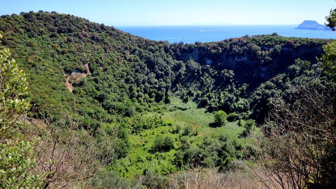 Na první pohled kopce porostlé zelenou vegetací. Vědci ale teď díky umělé inteligenci odhalili, co se děje pod povrchem kaldery Campi Flegrei.