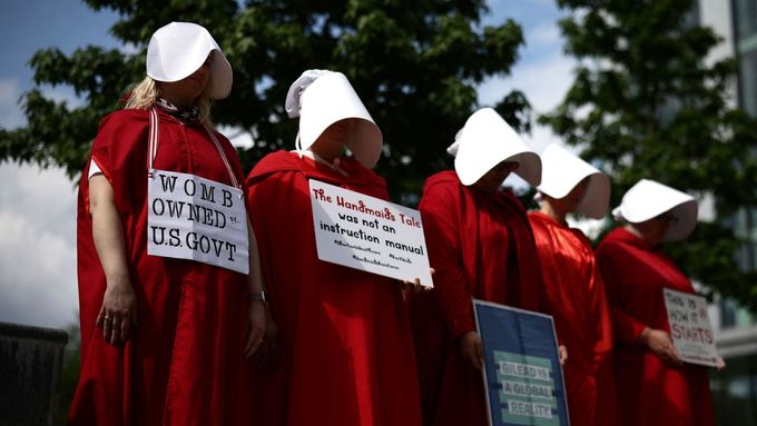 Protest proti zákazu potratů v USA před americkou ambasádou v Londýně.