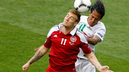 Nicklas Bendtner a Bruno Alvés spolu bojují v hlavičkovém souboji během utkání Dánska s Portugalskem ve skupině B na Euru 2012.