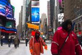 Times Square po sněhové bouři. Guvernéři New Yorku a New Jersey uvolnili zákaz vyjíždění a povolili obnovu fungování metra. Přesto vyzývají obyvatele, aby vyjížděli jen v nejnutnějších případech.