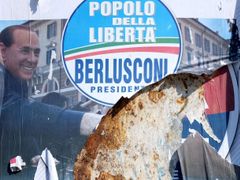 Italská společnost je ostře polarizovaná. Na snímku stržený předvolební plakát Silvia Berlusconiho.