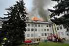 Oheň zničil střechu a podkroví vojenské <strong>nemocnice</strong>, pacienty museli evakuovat