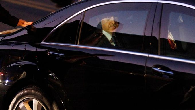 Limuzína přiváží premiéra Recepa Tayyipa Erdogana na schůzku k situaci v armádě.