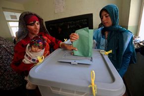 FOTO Afghánistán vybíral prezidenta, Taliban volby nezmařil