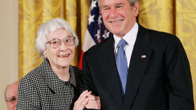 Spisovatelka Harper Leeová s bývalým prezidentem USA Georgem Bushem