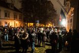 Dav lidí před francouzskou ambasádou na Velkopřevorském náměstí v Praze.