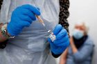Vakcínu firmy AstraZeneca provázejí pochyby, její neúčinnost u seniorů úřady popřely
