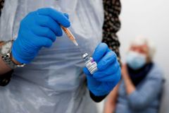 Proč Slováci přestali očkovat AstraZenecou? Odpovědi na nejdůležitější otázky
