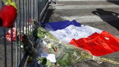 Francouzská vlajka a květiny na promenádě v Nice dva dny po teroristickém útoku