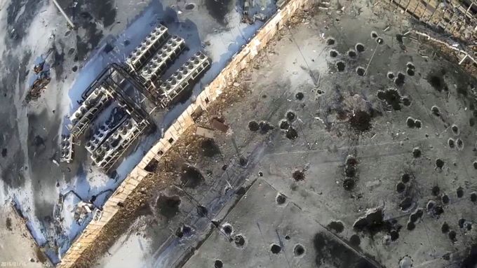Letecký snímek doněckého letiště po měsících bojů.