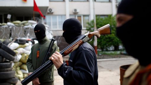 Proruští separatisté před radnící v Mariupolu.