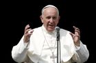 Papež se pomodlil před turínským plátnem, hovořil o migraci