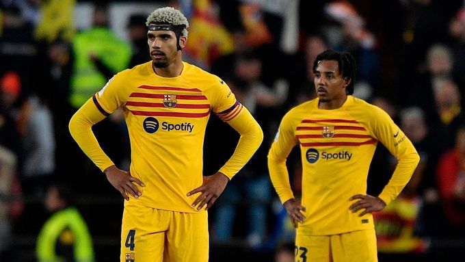 Zklamaní hráči Barcelony Ronald Araujo a Jules Koundé.