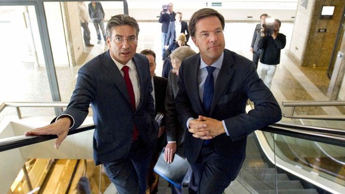 Nizozemský premiér Mark Rutte (vpravo).