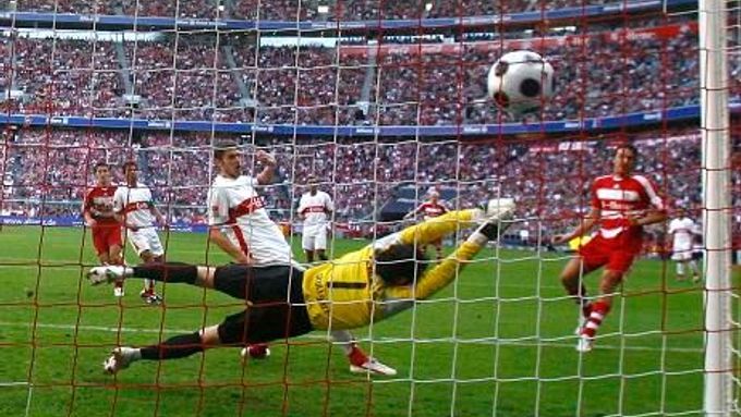 Luca Toni skóruje do sítě Stuttgartu