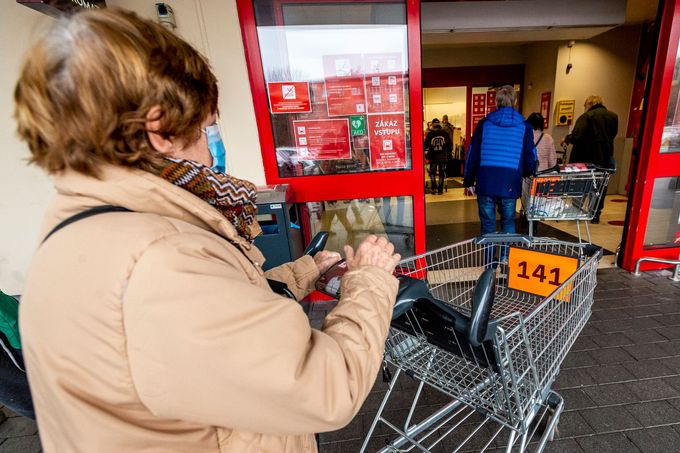 Zákaznice s očíslovaným nákupním vozíkem vchází do hypermarketu v Ústí nad Labem.
