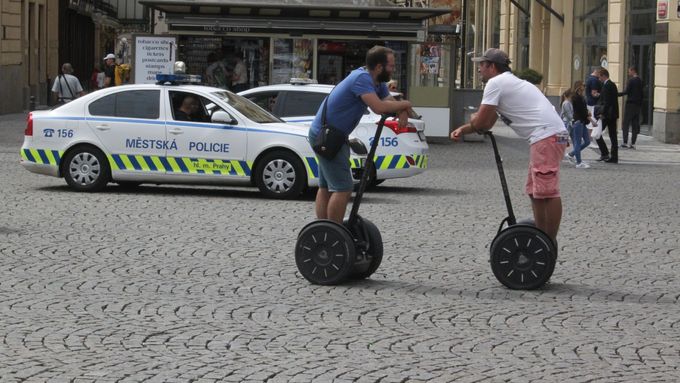 Jezdci na segway dál brázdí centrem Prahy navzdory zakazující vyhlášce
