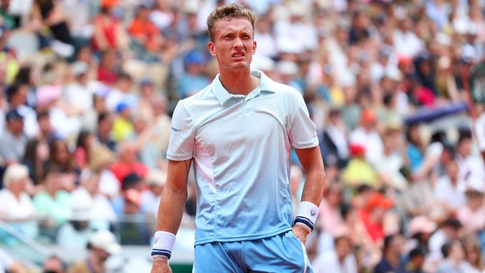 Bezmocný Jiří Lehečka v utkání proti Janniku Sinnerovi.