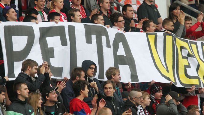 Fanoušci Slavie se transparenty v zápase s Jabloncem soustředili více na předsedu svazu, než vlastní tým.
