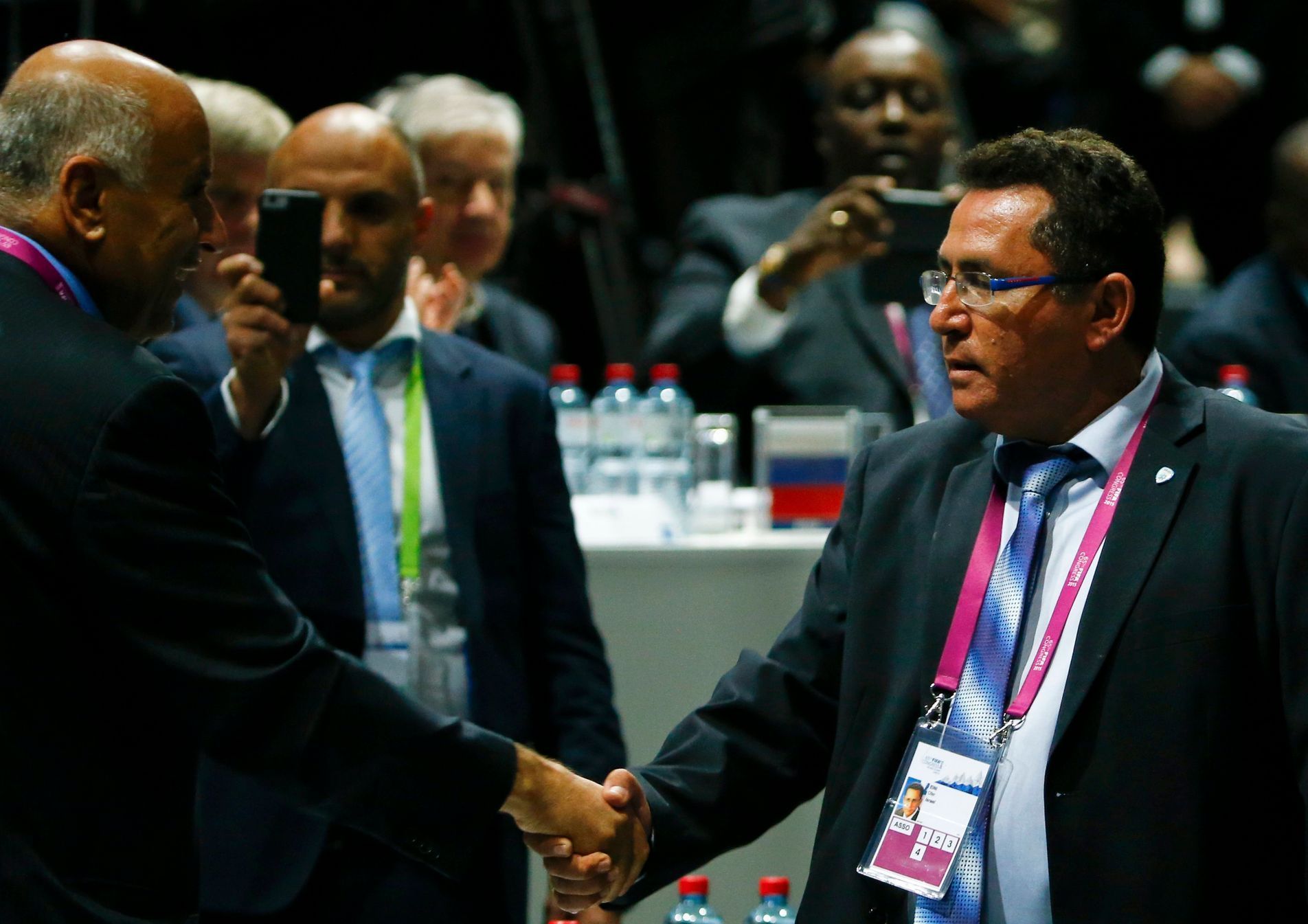 Kongres FIFA: Džibril Al-Radžúb, prezident palestinské fotbalové asociace a Ofer Eini, prezident izraelské fotbalové asociace