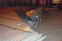Silný vítr na Olomoucku smetl střechu supermarketu
